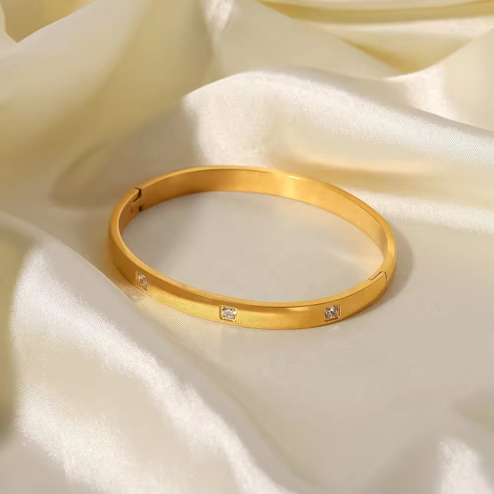 Luna Luxe Gold Bangle